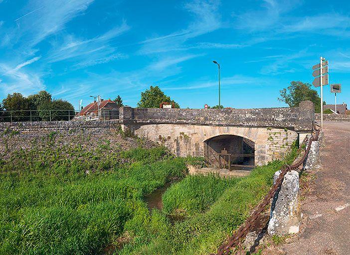 Le pont en moellon et pierre de taille sur la Vandenesse, à la suite du pont sur écluse.