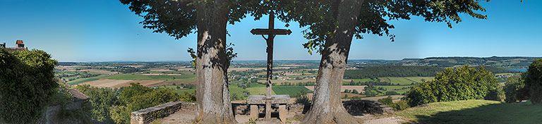 Grand panorama sur la vallée de Vandenesse-en-Auxois, pris du village de Châteauneuf.