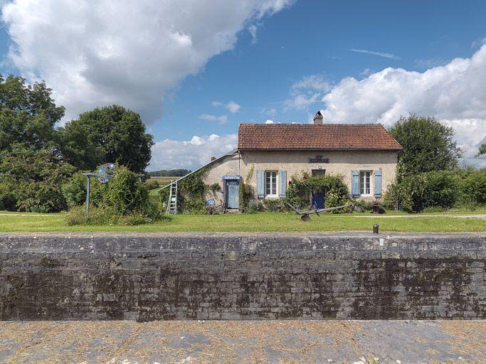 Maison éclusière de face.