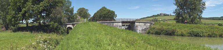Pont sur la rigole du Tillot, et dans la continuité, le pont sur écluse. Le château de Châteauneuf en arrière-plan.