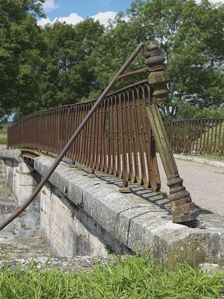 Pont sur écluse : détail du garde-corps.