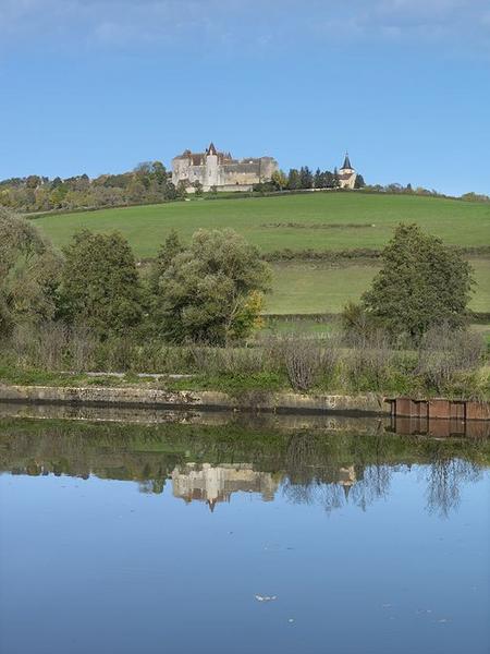 Le château de Châteauneuf de la rive droite du canal.