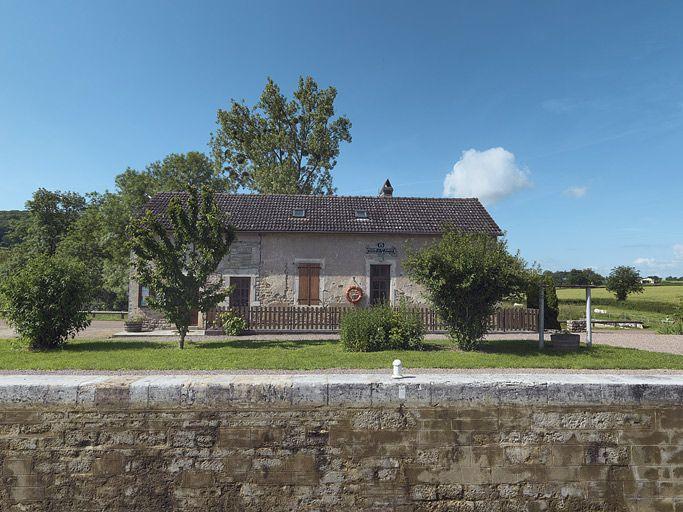 Maison éclusière de face.