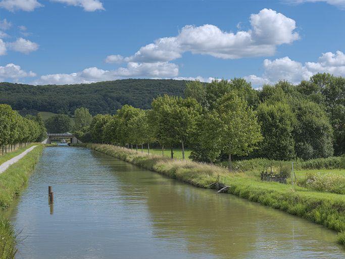Réseau hydraulique autour de la rigole du Tillot avec pont autoroutier au fond.