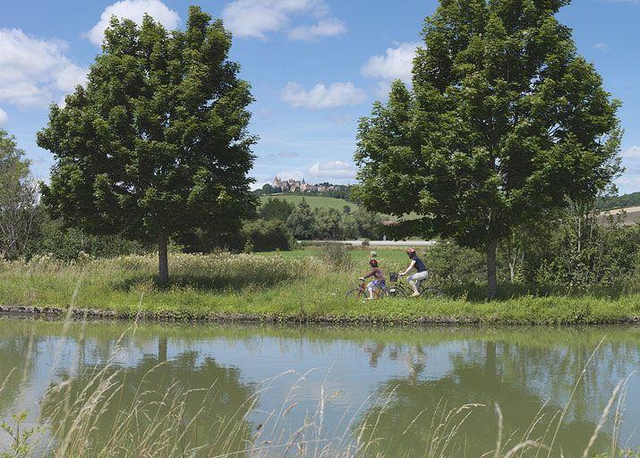 Une trouée sur le canal : l'autoroute A6 et le château de Châteauneuf.