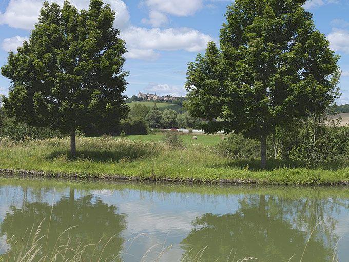 Une trouée sur le canal : l'autoroute A6 et le château de Châteauneuf.