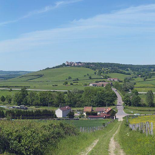 Grand panorama centré sur l'axe du pont routier de Sainte-Sabine sur le canal. Château de Châteauneuf en arrière-plan.