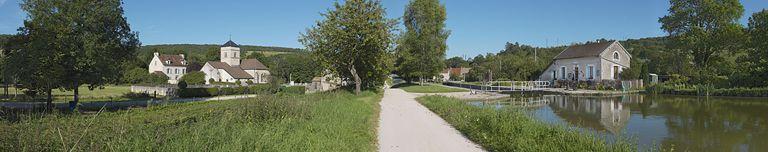 Le paysage en amont du site d'écluse 16. Sur la gauche, l'église et le presbytère de Crugey.