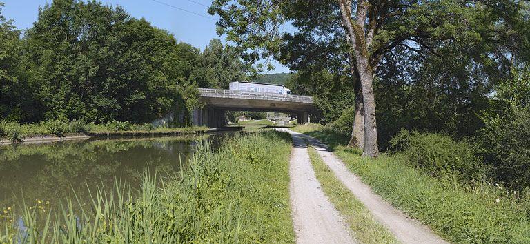 Le viaduc autoroutier dans son environnement. Derrière lui, un pont routier isolé.