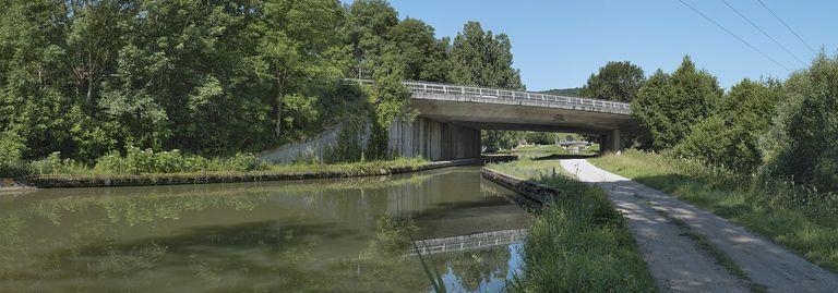 Le viaduc autoroutier dans son environnement. Derrière lui, un pont routier isolé.