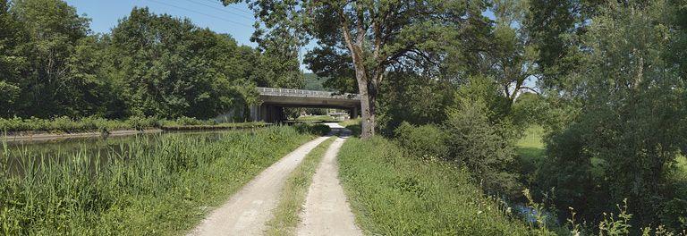 Le viaduc autoroutier dans son environnement. Derrière lui, un pont routier isolé.