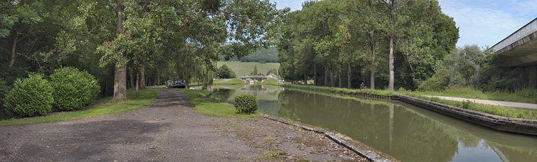 Le port de Crugey entre le pont autoroutier (à droite) et le pont routier isolé au fond.