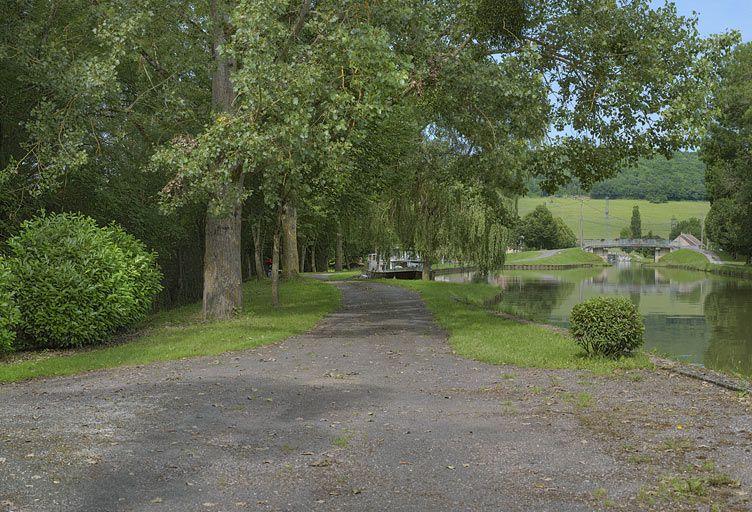 Le port de Crugey et son environnement : le pont routier isolé.