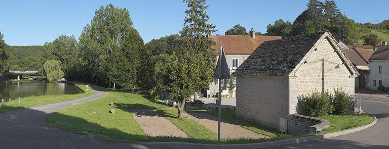 Le lavoir de Crugey ; le port de Crugey. Viaduc en arrière-plan.