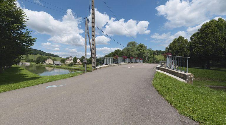 Le pont isolé de Crugey : l'église de Crugey.