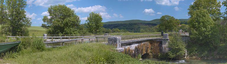 Le pont-canal vu d'amont. A droite : l'Ouche qui passe sous le pont-canal.