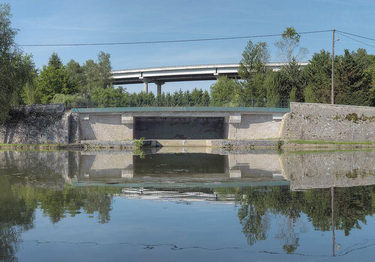 Le viaduc surplombant le pont sur l'ancienne gare d'eau des houillères d'Epinac.