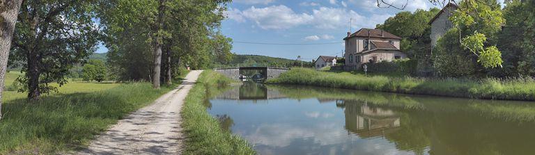 Le pont isolé de Crugey vu d'amont.