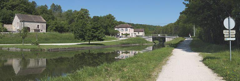 Le pont isolé de Crugey vu d'aval.