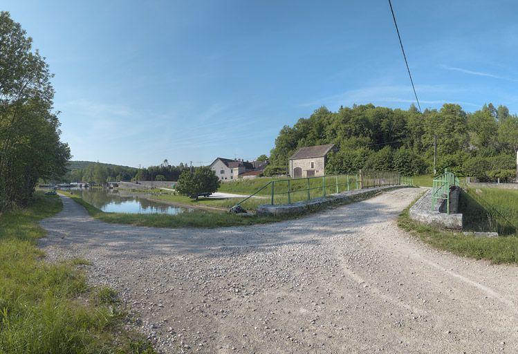 Le pont isolé de Crugey vu d'amont. Port en arrière-plan.