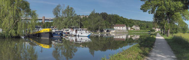 Le port de Pont-d'Ouche. En arrière-plan, la cheminée des anciennes houillères d'Epinac, devant le viaduc autoroutier. Pont sur la gare d'eau des houillères en face.