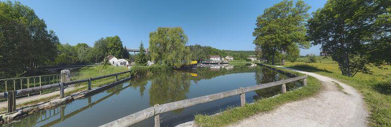 Le port de Pont-d'Ouche. Le viaduc autoroutier surplombe la cheminée des anciennes houillères d'Epinac.