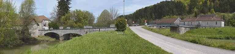 Pont de la fin du 19e siècle sur le canal et pont plus ancien en pierre sur l'Ouche.