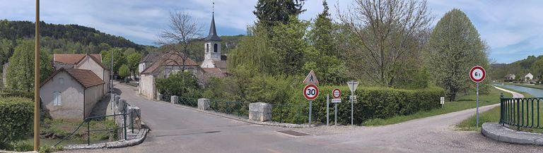 Pont en pierre sur l'Ouche. L'église de Veuvey en arrière-plan