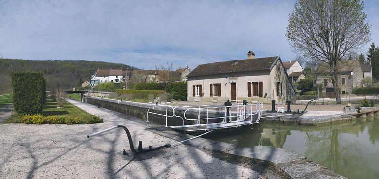Vue d'ensemble de l'amont du site d'écluse.