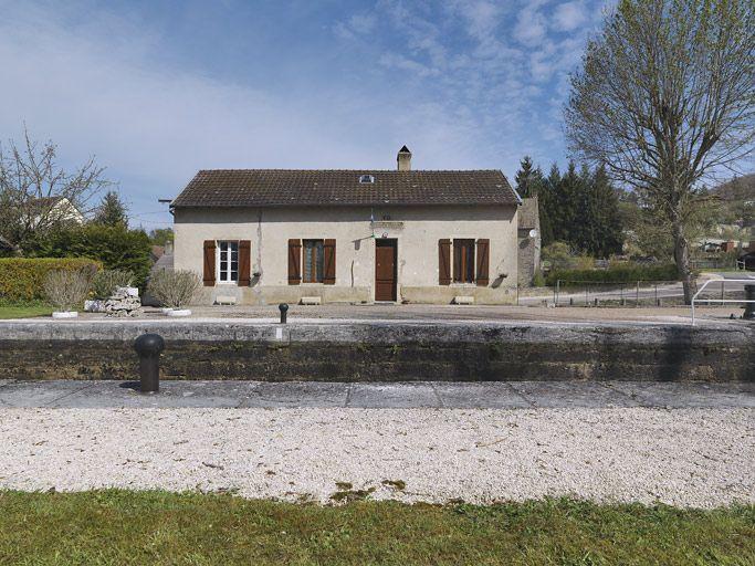 Maison éclusière de face.