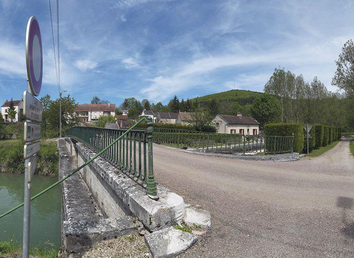 Pont routier sur l'écluse 25 du versant Saône (canal de Bourgogne)