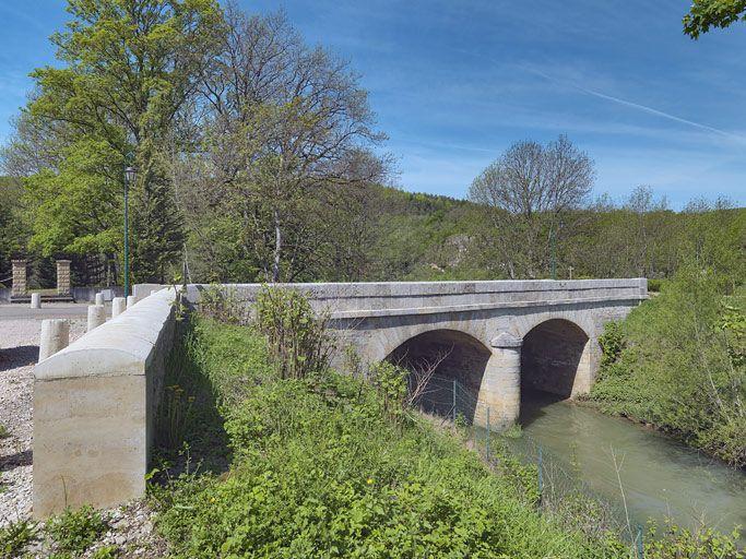 Pont routier sur l'écluse 26 du versant Saône (canal de Bourgogne)
