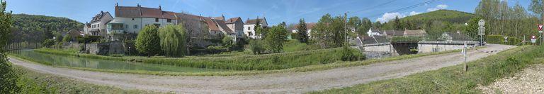 Panorama du canal lors de son passage dans le village de La Bussière.