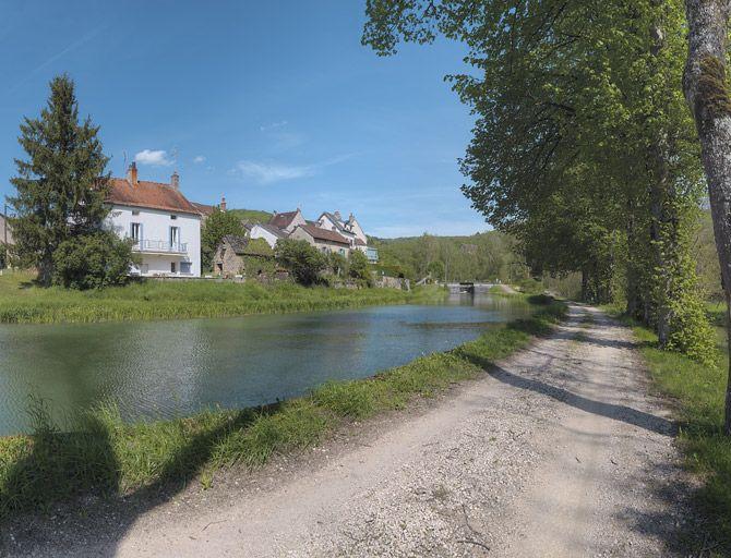 Panorama du canal lors de son passage dans le village de La Bussière.