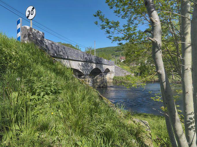 Le pont ancien en pierre sur l'Ouche.