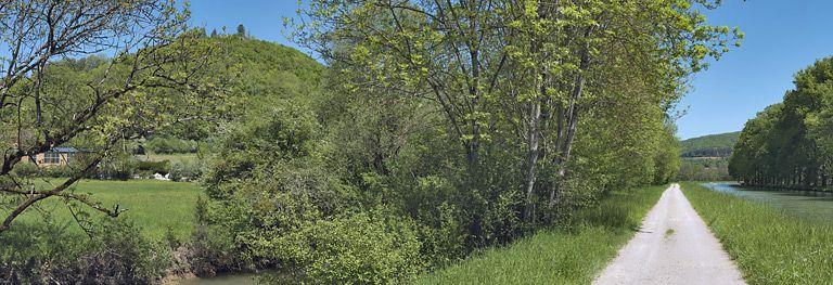 Paysages de la vallée de l'Ouche : sur la colline à gauche, on aperçoit les ruines du château de Marigny.