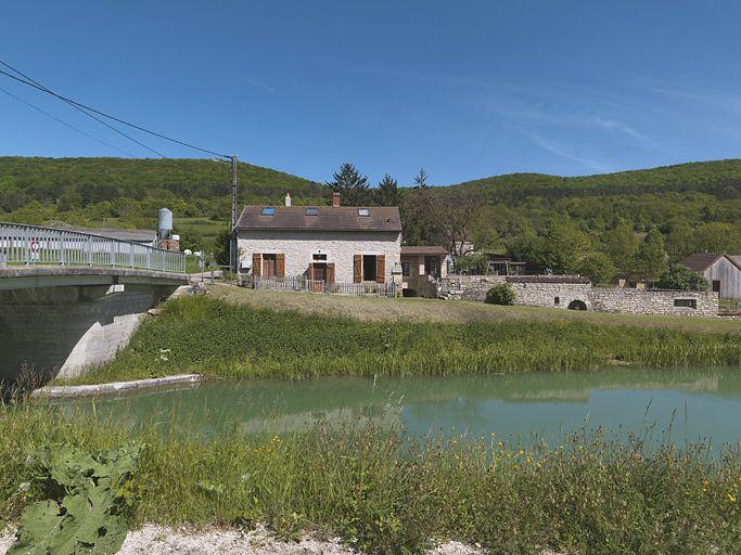 Maison de garde de face.