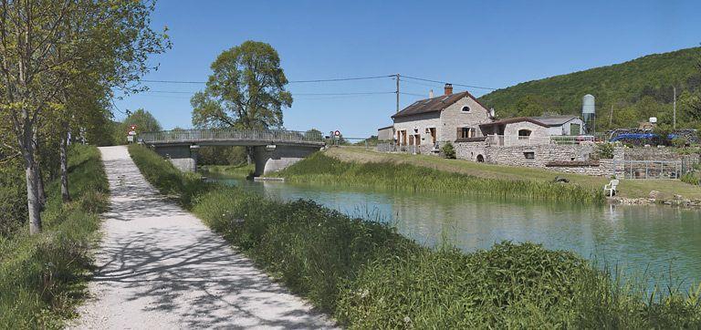 Maison de garde prise d'amont. Le pont isolé à gauche.