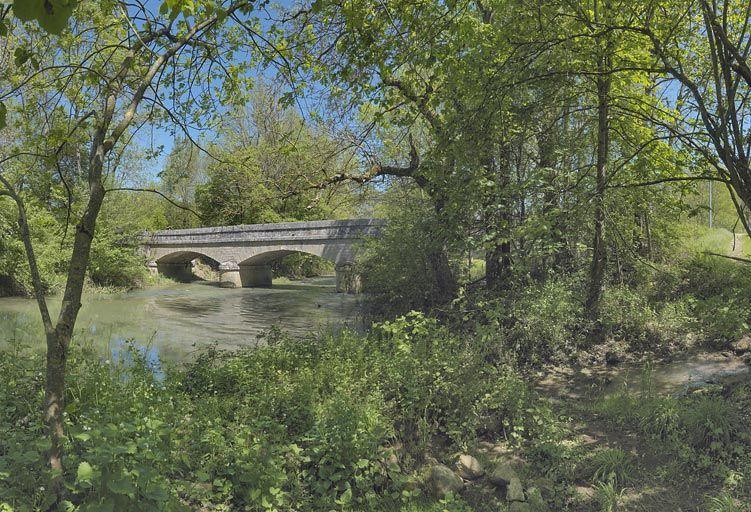 Pont isolé sur l'Ouche à droite.