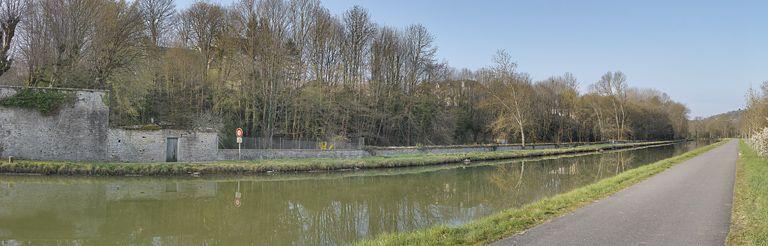 La traversée de Fleurey-sur-Ouche par le canal : enceinte du château de l'ancien prieuré Saint-Marcel et jardins des autres demeures.