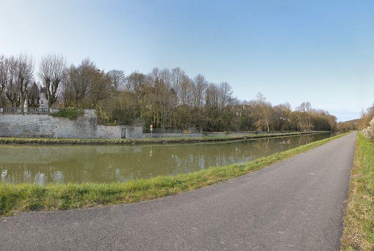 La traversée de Fleurey-sur-Ouche par le canal : enceinte du château de l'ancien prieuré Saint-Marcel et jardins des autres demeures.