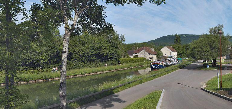 La traversée de Fleurey-sur-Ouche par le canal : vue sur Notre-Dame-de-l'Etang. Le long de la rive gauche du canal : l'ancien moulin des Roches.