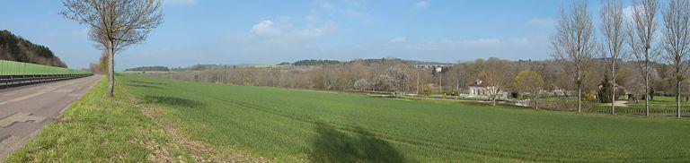 La traversée de Fleurey-sur-Ouche par le canal : vue sur le viaduc ferroviaire de Fain.