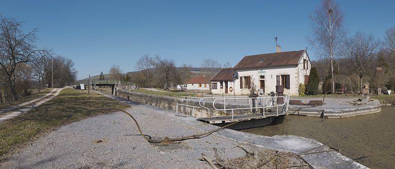 Le site d'écluse vu d'amont.