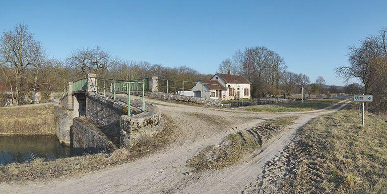 Le site d'écluse vu d'aval, avec son pont.