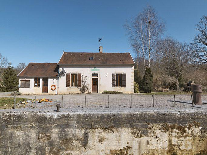 La maison éclusière de face.