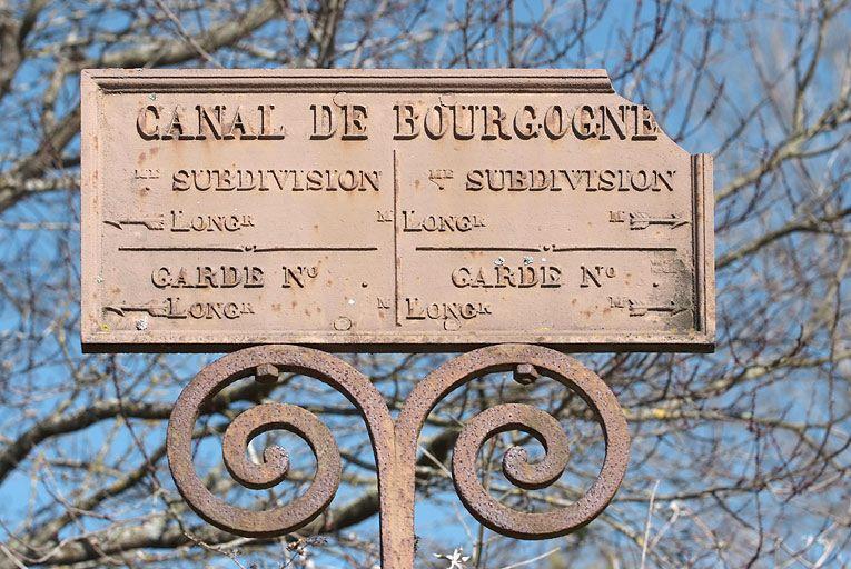 Le panneau indicateur de limite des subdivisions du canal.