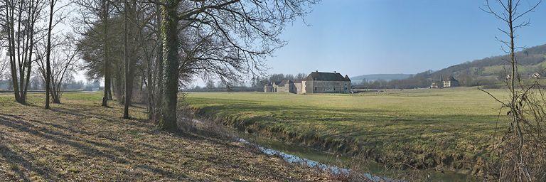 Le château d'Eguilly dans son environnement : le pont sur le canal, l'Armançon, le château, la demeure et la chapelle liées au château. Le village d'Eguilly sur le coteau.