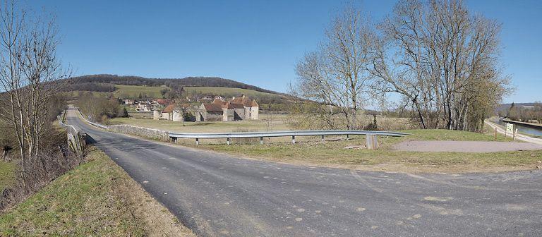 Le château d'Eguilly dans son environnement : le pont en pierre sur l'Armançon. Le village d'Eguilly. Le château. Le canal à droite.