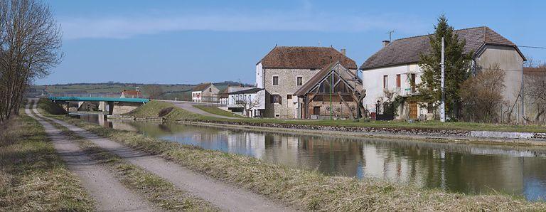 Arrivée en amont du pont : fermes sur la rive droite.